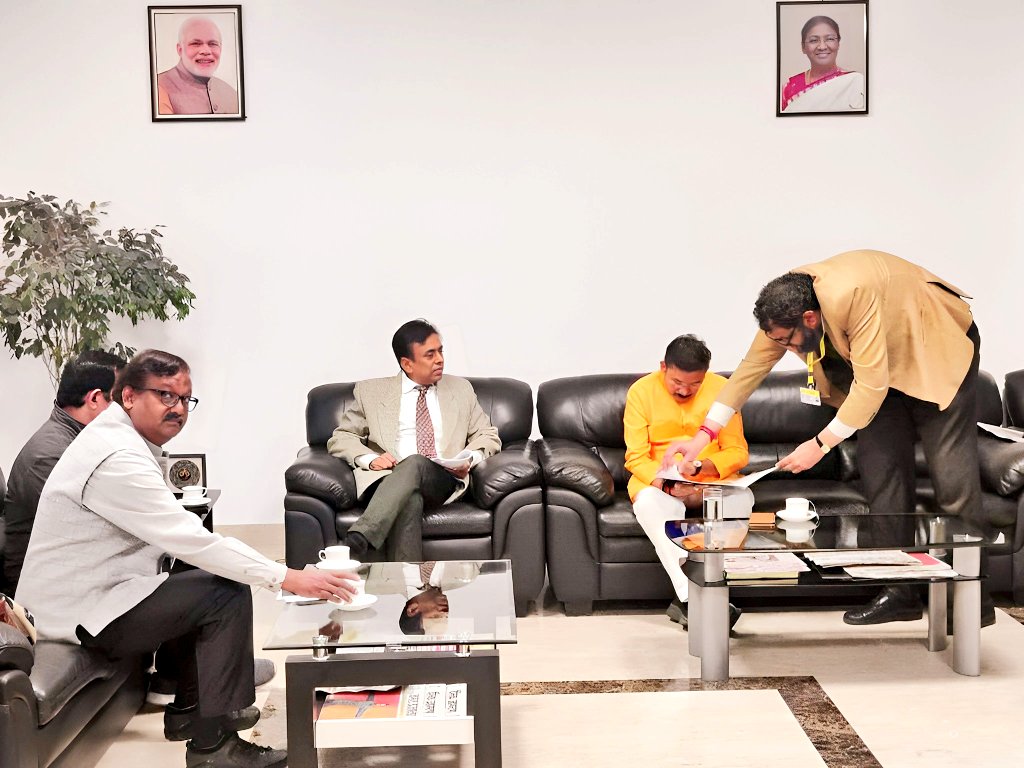 Undertook a review meeting of field officers of @IndiaPostOffice, @DoT_India and @BSNLCorporate of Uttarakhand. Focus of the meeting was to ensure 4G services and Banking services in each village of the state.