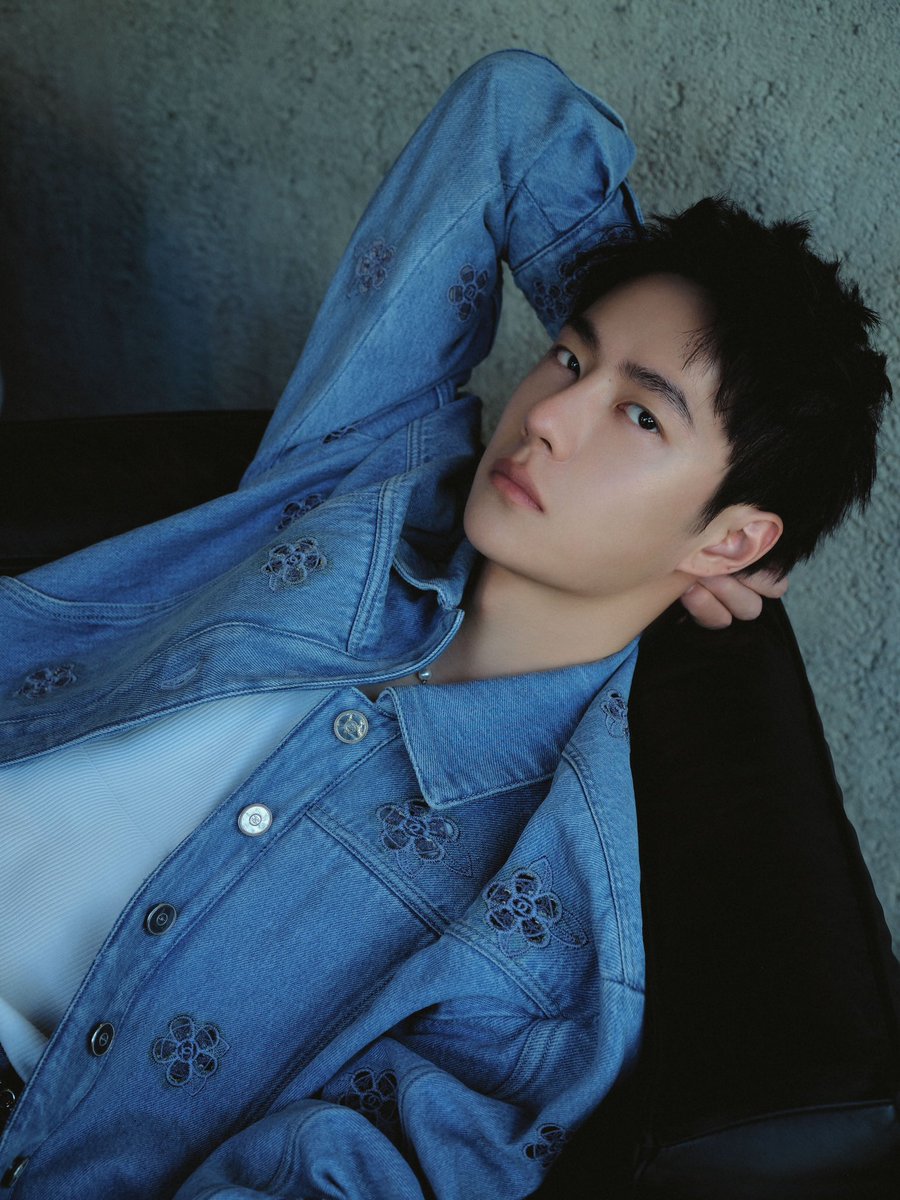 나 잘못보고 ㅋㅋㅋ저 옷에....고양이 발바닥인줄 알고...왐마야....흑표캐해...쩐다ㅏㅏ 햇는데 꽃이였어