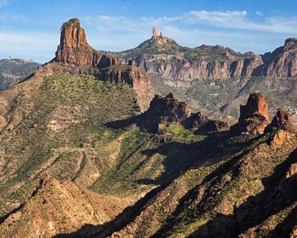 A Tejeda le cuida el Roque Nublo. En las cumbres de GC (1050m) Sus inmensos bosques de pino canario, sus almendros que crean una repostería única, el Museo Esculturas Cárdenes, el Centro de Plantas Medicinales, su Iglesia Parroquial, su Parador Nacional, se merecen una escapada