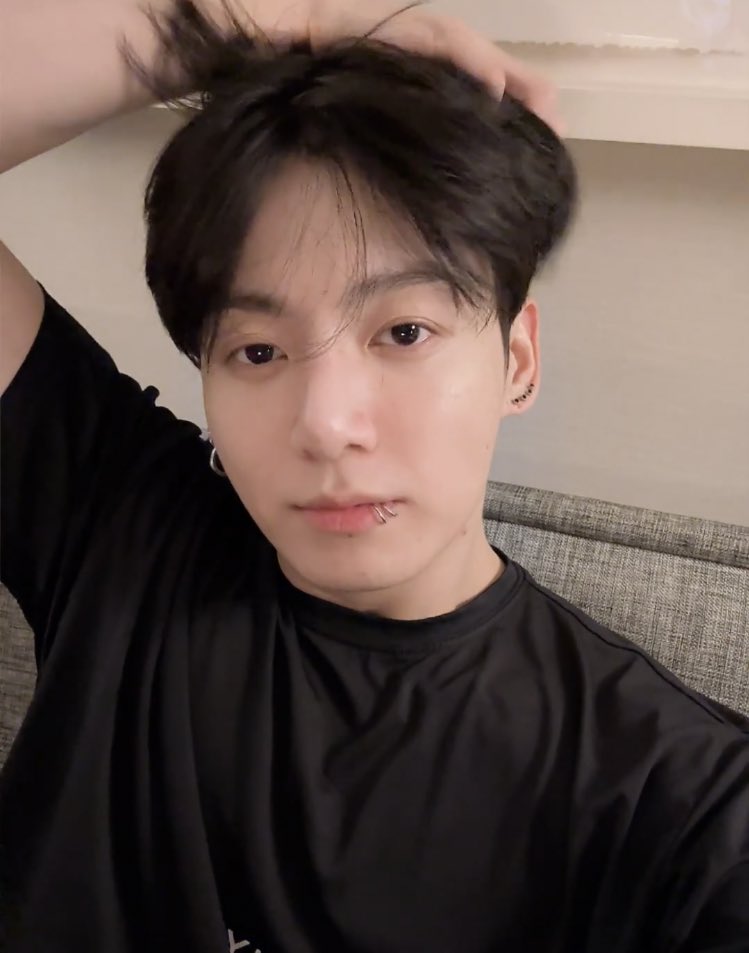 อายุ 26 ยังหล่อสุขุมวิทขนาดนี้ อายุ 27 คงหล่อแบบมองแล้วเพลินจิต อายุ 28 หล่อแบบชิดลมไม่ได้ ต้องชิดขวาเท่านั้น ส่วน 29 คงหล่อแบบอโศก หล่อจนคนทั้งโลกไร้ทุกข์ 30 หล่อแบบคูคตเคหะ เพราะหล่อสุดทุกทาง