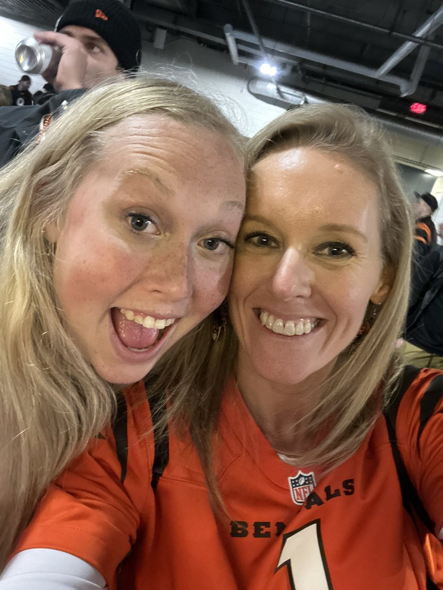 regulatorjmm's tweet photo. @Bengals games are always special but sharing this one with my girl , was extra special 🧡🖤 #stripethejungle #RuleTheJungle #momdaughtertime https://t.co/LtL0JCV0fs