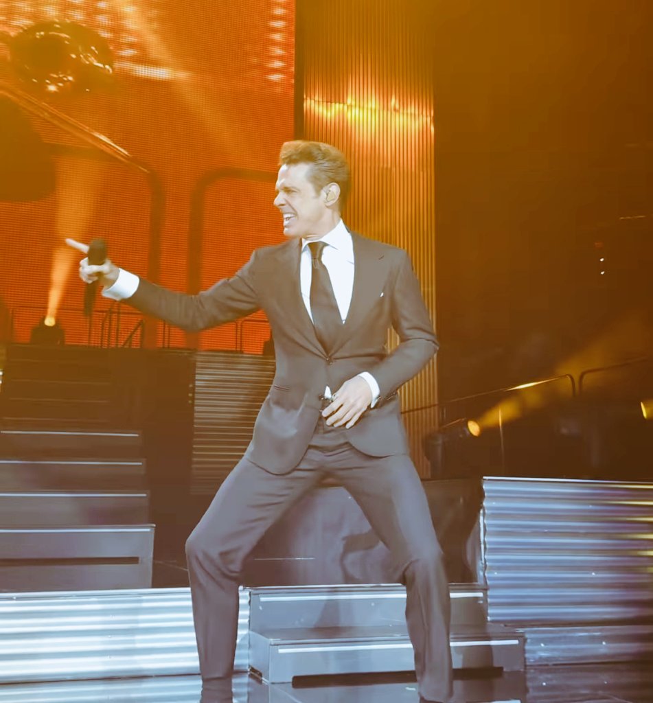 Rockcio7L's tweet photo. Luis Miguel leyenda! ❤️ @LMXLM #LuisMiguelTour2023 #LuisMiguel #nosetu #hastaquemeolvides https://t.co/D3QKs9zn5R