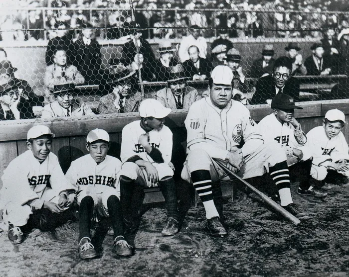 @historyinmemes Babe Ruth posing with bat boys during a barnstorming tour of Japan.