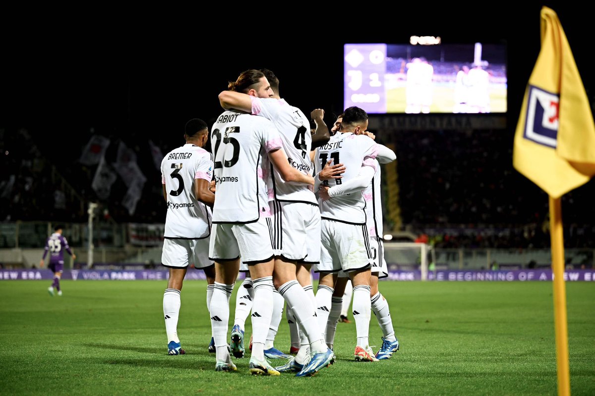 A perfect white black and gold sunday ⚪️⚫️🟡 #Lafc #FiorentinaJuve