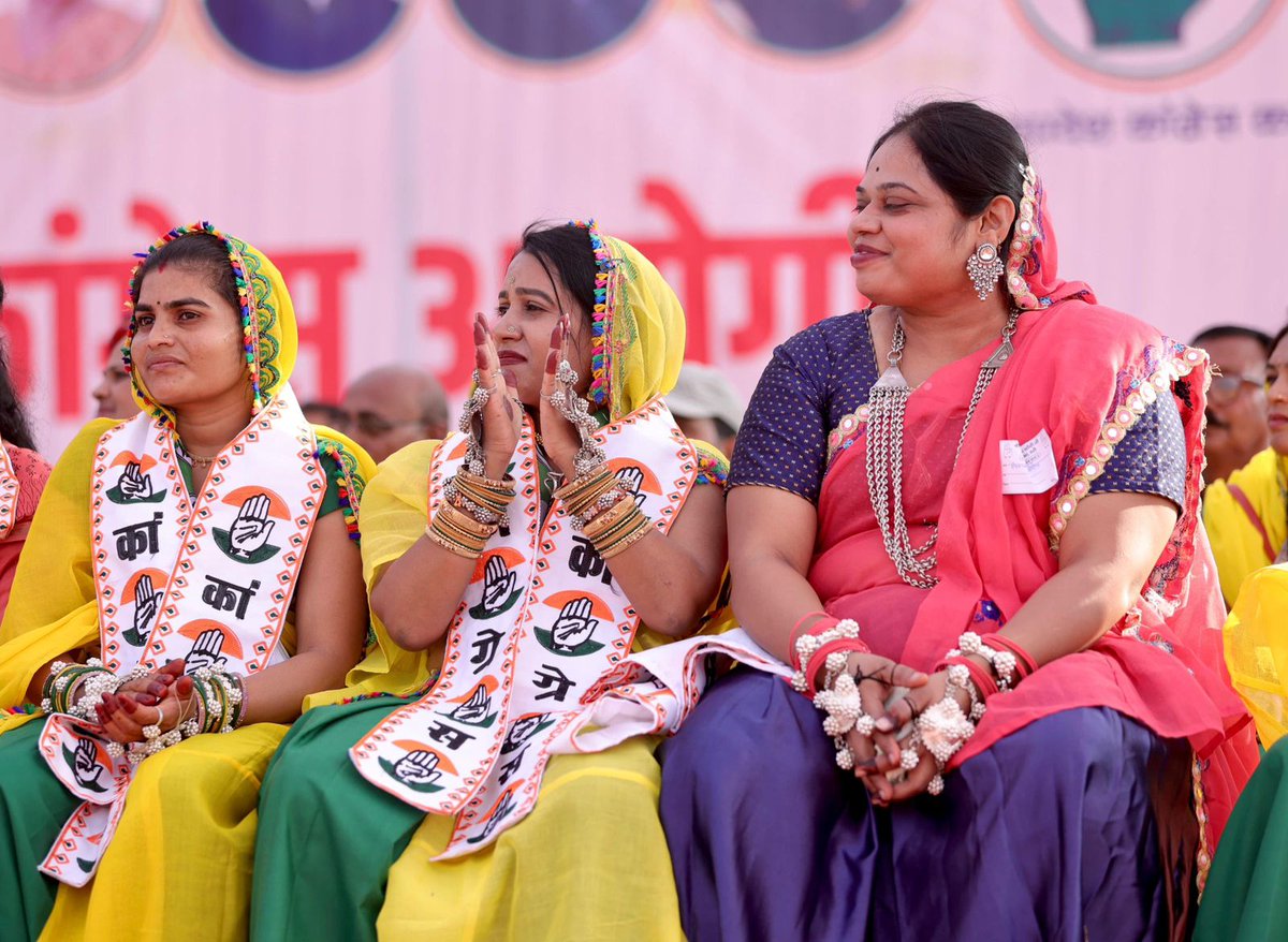 timelinelatest's tweet image. #Congress leader Priyanka Gandhi participates in an election meeting in #DharMann, #MadhyaPradesh.