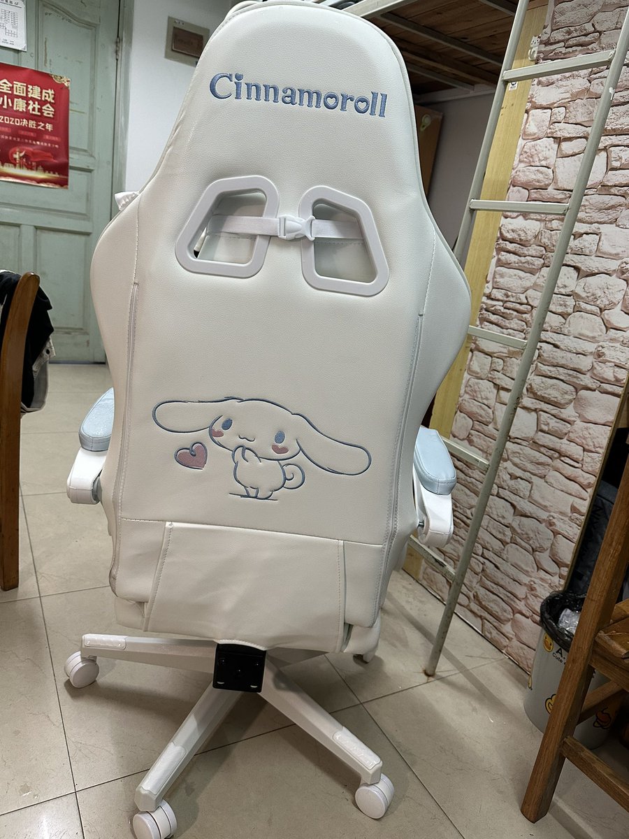 hatespider's tweet photo. brand new chair https://t.co/7R1IBdY2PL
