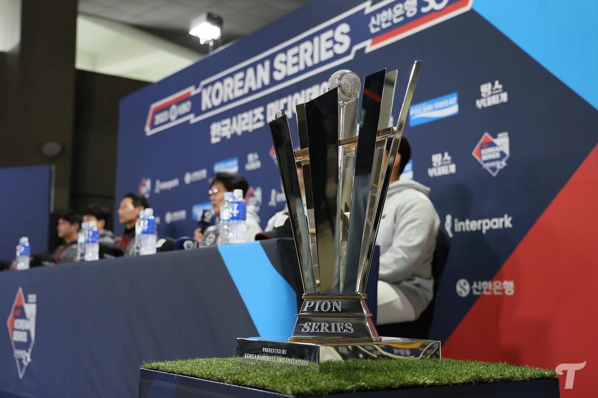 DanielKimW's tweet photo. Korean Series finally starts in less than 24 hrs! #LGTwins are looking to win 1st championship in 29 years and have announced Sarasota’s @JustCK3 as game 1 starter. #KTWiz #KBO #한국시리즈 https://t.co/9RcNpadfof