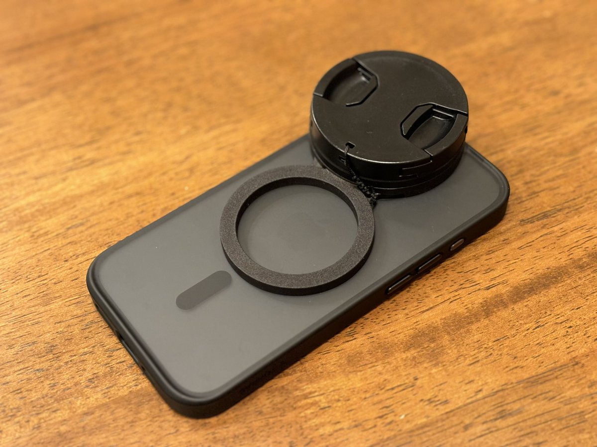 kyooota_0's tweet photo. iPhone15proのカメラがいい感じなので、レンズフィルターをつけて遊びたい。でも市販品のアダプターは画面が隠れたり、専用のケースやリグを使う必要があったりで常用は厳しい。

ということで、MagSafeでワンタッチ取り付けできるアダプターを、3Dプリンターで試作してみました。ぴったり！ https://t.co/ktbPIyISkL