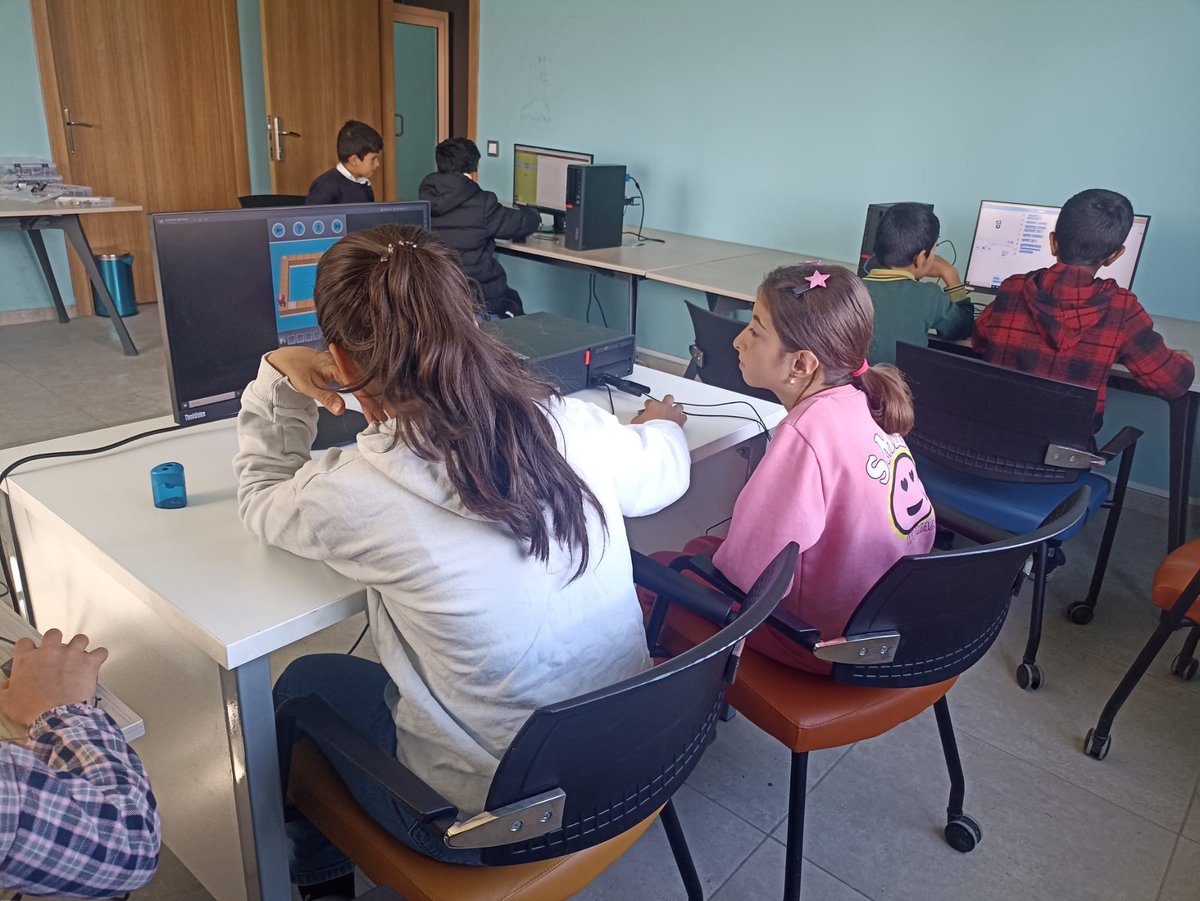 GSB_VangoluGM's tweet image. 🤖 Robotik ve kodlama derslerimiz, Arduino ve blok tabanlı kodlama eğitimleri ile devam ediyor.
Geleceğe yön vermek istiyorum diyenleri merkezimize bekliyoruz 🥳
#GSBGM
#RobotikKodlama