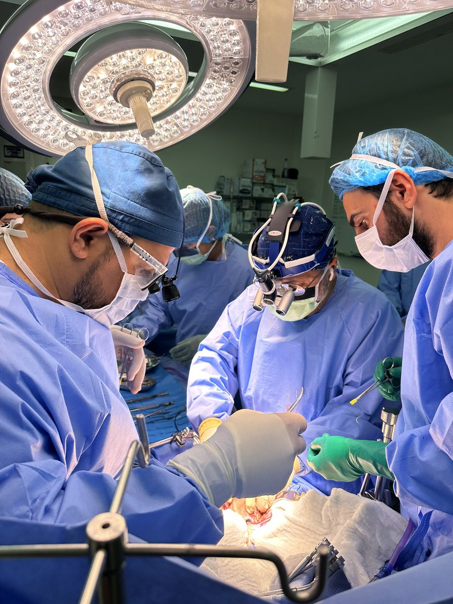 DrMAlqahtani's tweet photo. مما يدعو للفخر ان ترى فريق زراعة الكبد يجري أدق وأعقد العمليات بكل ثقة واحترافية
شعور جميل عندما تتجول بين غرفتي العمليات للمتبرع والمستقبل وكل عضو من أعضاء هذا الفريق يبذل قصارى جهده للوصول لافضل النتائج 
رحلة طويلة وشاقة تتطلب الجد والمثابرة والإخلاص والالتزام للوصول لهذا المستوى
فخور بكم واسأل الله ان يبارك فيكم وفي جهودكم