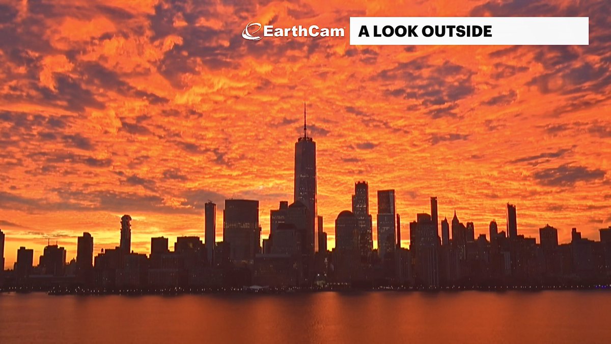 WOAH. The #sunrise is ON FIRE in #NYC this morning 🌇🔥😳

<a href="/EarthCam/">EarthCam</a> <a href="/News12/">News 12 New York</a> #StormHour