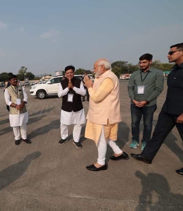 Prakhardave18's tweet photo. “स्वागत-वंदन-अभिनंदन”

मध्यप्रदेश (खंडवा) पधारे विश्व के सर्वाधिक लोकप्रिय नेता,जन-जन के प्रिय,भारत के यशस्वी प्रधानमंत्री माननीय श्री Narendra Modi जी का #Indore विमानतल में आत्मीय स्वागत-अभिनंदन किया।

#MP_Welcomes_ModiJi https://t.co/WtHaJ6gJKF