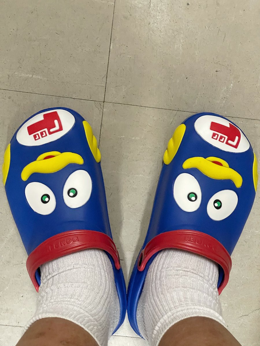 69Arrow's tweet photo. おにゅ〜のスリッパ！笑 https://t.co/tLIFPj2o6W