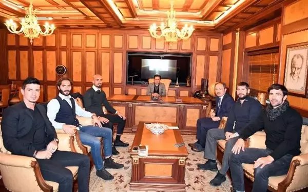 SiyahErcu's tweet photo. 2017 yılında Galatasaraylı futbolcular Ümit Davala, Yıldıray Baştürk, Ömer Erdoğan, Cihan Haspolatlı ve Murat Erdoğan, 2. Lig takımı Tuzlaspor'un yönetimini devralırken çekildikleri fotoğraflar. Hamit Altıntop ise galatasaraylı arkadaşlarına destek için orada.. https://t.co/O5q1hqUhxG