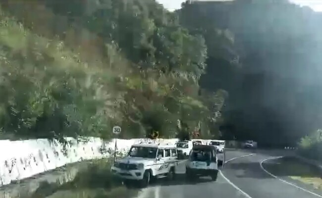 ndtv's tweet photo. "Chinta Mat Karo": Assam Rifles' Daring Rescue Video Amid Ambush On Manipur Commandos https://t.co/YDG6kYBhN3 https://t.co/jRynK0LS2Z