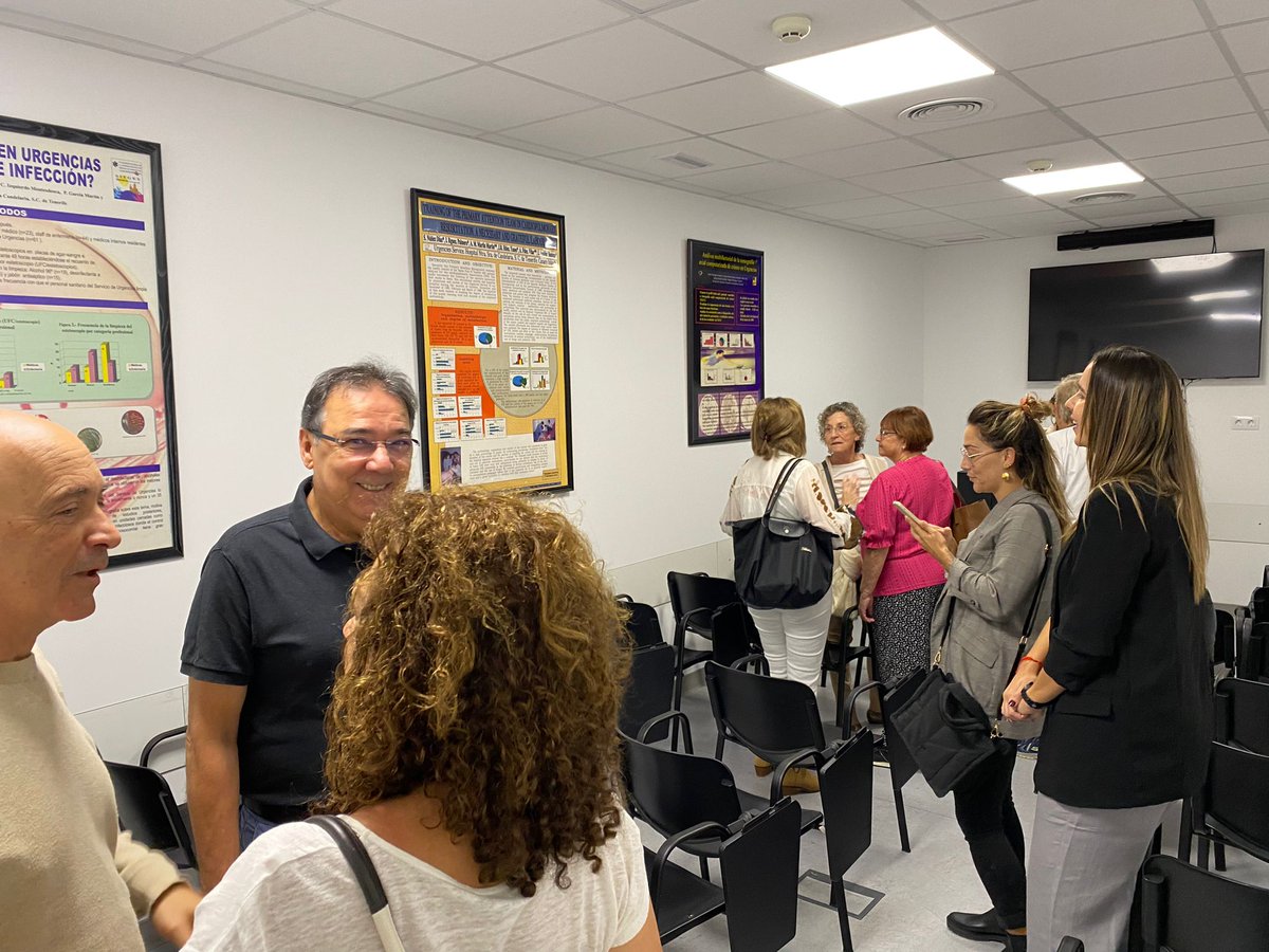 SanidadGobCan's tweet photo. 📸El Hospital Universitario Nuestra Señora de Candelaria inaugura el aula de formación del servicio de Urgencias, 'Aula doctora Isabel Rodríguez Palmero', en honor a una facultativa del centro fallecida hace tres años. https://t.co/fXRKrwi0Ax