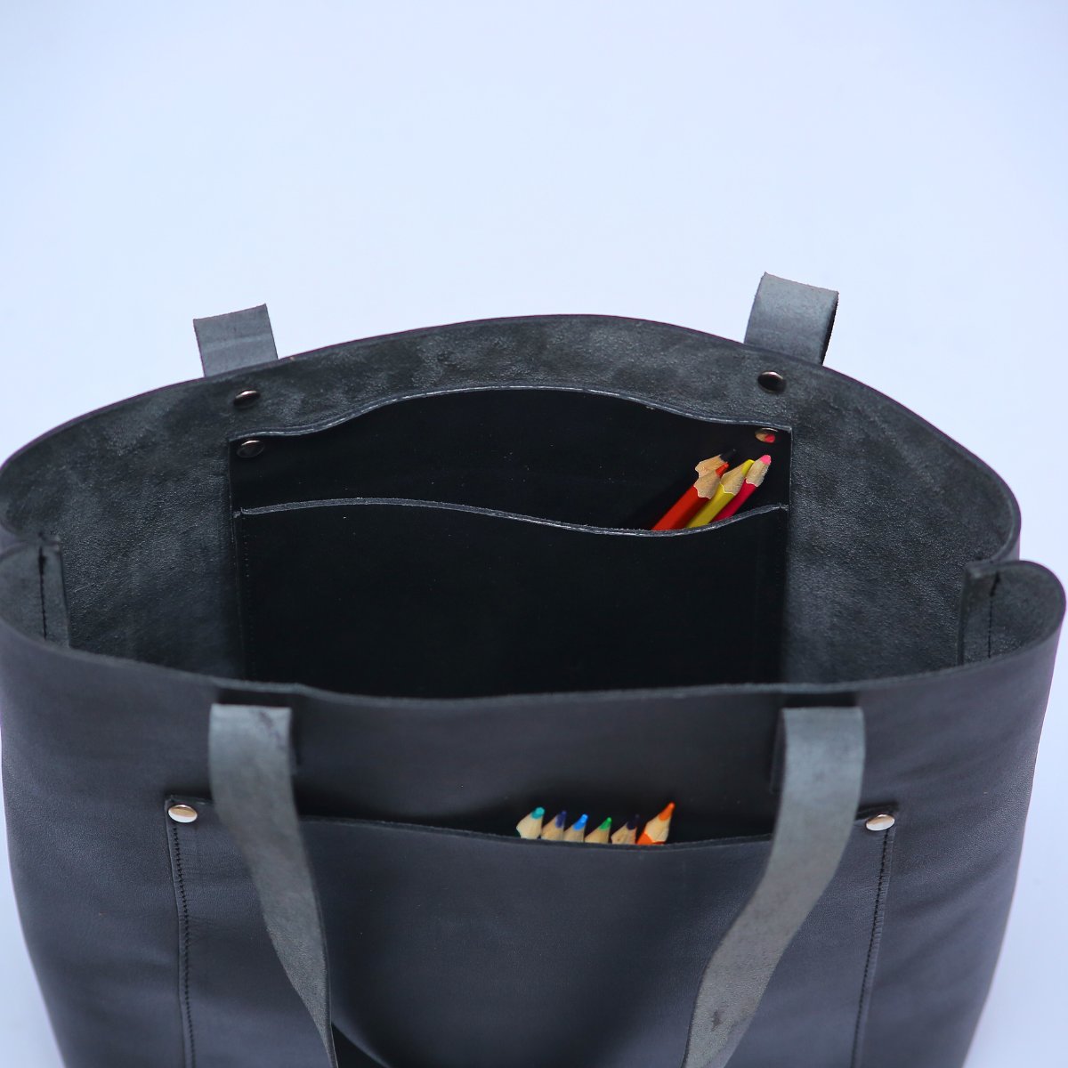'Upgrade Your Carry-All Game with Our Exquisite Leather Shoulder Tote Bag!'
#leatherrobe #leathertotebag #stylishbag #viralpost #blacktotebag
