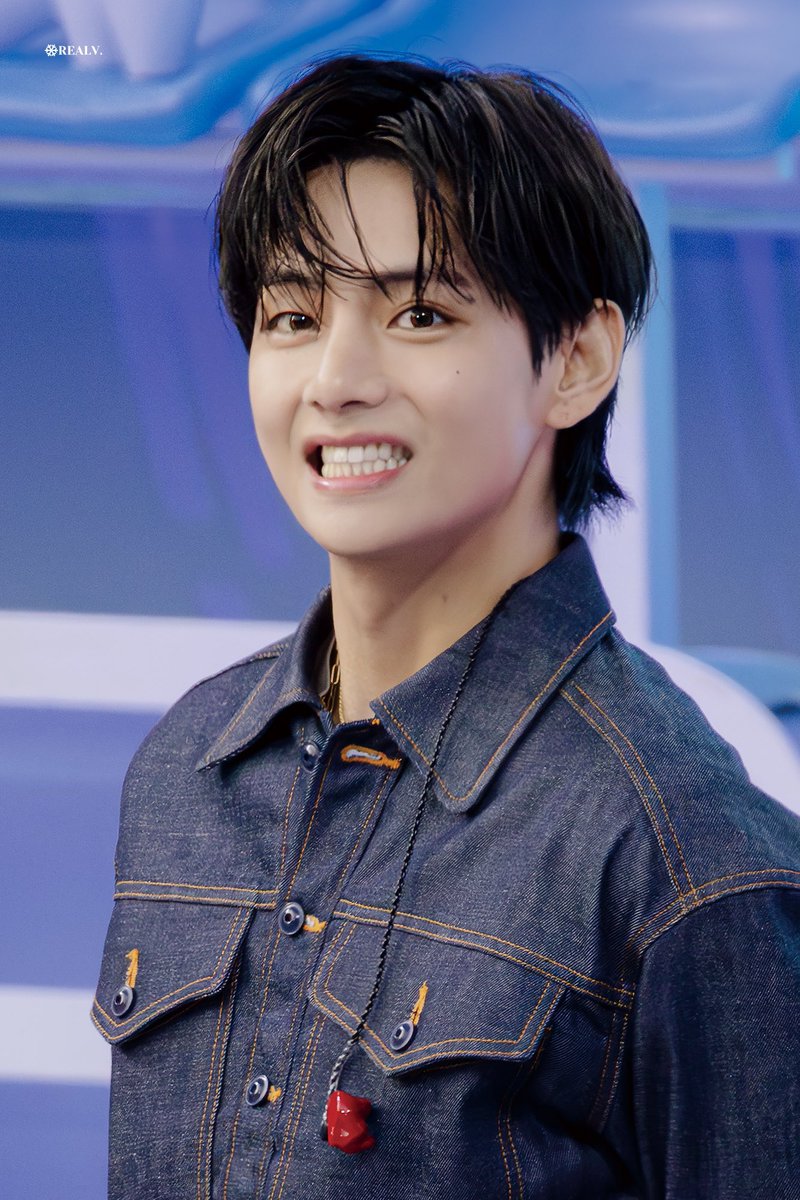 REALV1230's tweet photo. 올해 시즌그리팅 문의가 많이주셨는데
올해는 시즌그리팅을 제작하지 않습니다🥲

다만, 담요요청도 많이주셔서 원하시는 분들이 많으면 진행하려고 하는데 사진은 최근 뷔크닉 사진중에서 진행하려고 합니다.

이 두사진으로 진행하려고 하는데 정말 구매를 원하시는 분들만 스레드로 달리는 투표글에 투표 부탁드립니다.