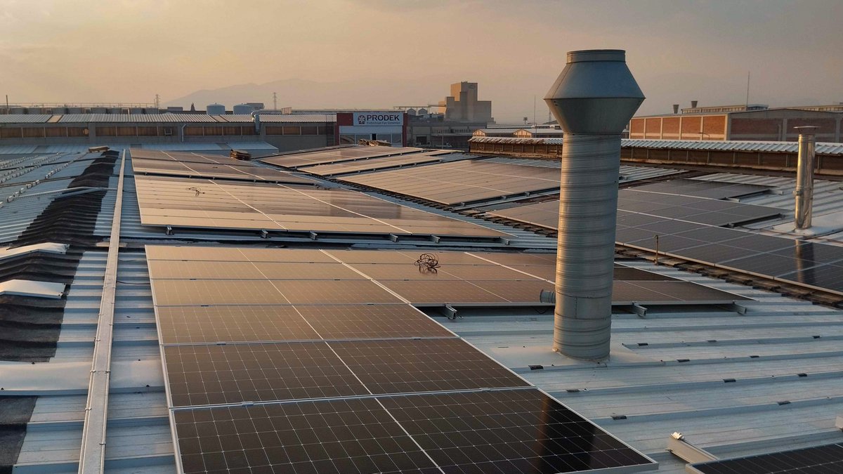 Tamamlandığında 500,5 kWp gücünde olacak Önder Lift çatı GES projesinde panel montaj çalışmaları hızla devam ediyor.