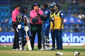 SL vs BAN: अंतरराष्ट्रीय क्रिकेट में पहली बार इस तरह से गिरा विकेट, मैथ्यूज टाइम आउट हो