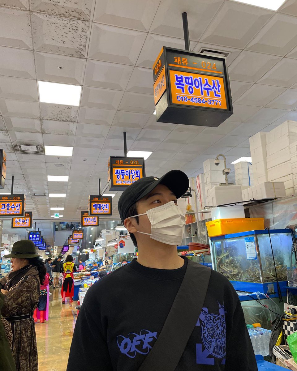JinhoBrasil's tweet photo. 06.11.23 | Instagram  jinhogwarts 

"Procurando_por_amberjack*.jpeg"

#PENTAGON #펜타곤 
#JINHO #진호
N/T: amberjack é um peixe muito consumido na culinária japonesa. E, se, por acaso, você jogar o nome dele em coreano no tradutor, ele sai como "Defesa". Tirem aí suas conclusões https://t.co/NT1tKrw3IB