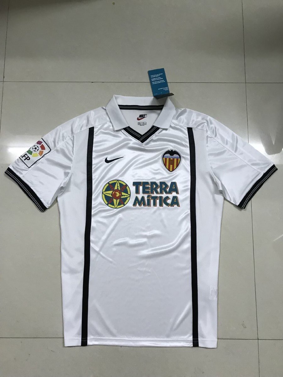 FerElTomatxAzul's tweet photo. ¿Quieres alguna de estas camisetas RETRO o de esta temporada del Valencia con el nombre que tú decidas?

Requisitos para participar:

1. Dar RT.
2. Seguir a @FerElTomatxAzul y @greencornerb
3. Mencionar a un amigo. 

El ganador se dará a conocer el 20 de noviembre 

Suerte 🍀 https://t.co/2BzQaUhBbA