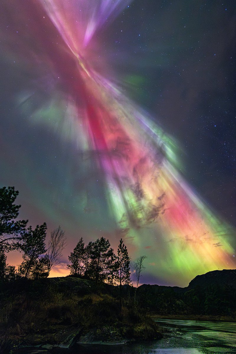 Meteovargas's tweet photo. #6Nov La fuerte Tormenta Geomagnética de ayer siguió dejando grandes espectáculos en el cielo; como esta aurora coronal que captó Janne Maj Nagelsen desde Stamnes, Vaksdal, Norway https://t.co/jfZBNvHWOF