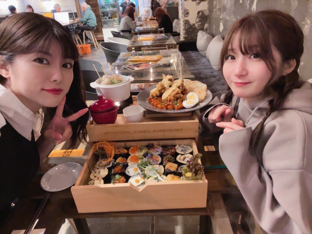 tomasuzu14's tweet photo. モビリティショーのあとは会期中1回もあえなかった🐻とお疲れ様会しました☺️💕
激辛唐辛子にあたって大変盛り上がりました（私だけ）🌶️🔥
あいに来てくださったみなさま、たくさんの差し入れやお心遣いありがとうございました🫶✨
やっぱりみんなにあえると元気でる！！
たのしかった\(( °ω° ))/🚗 https://t.co/vDHNZ2NeaL