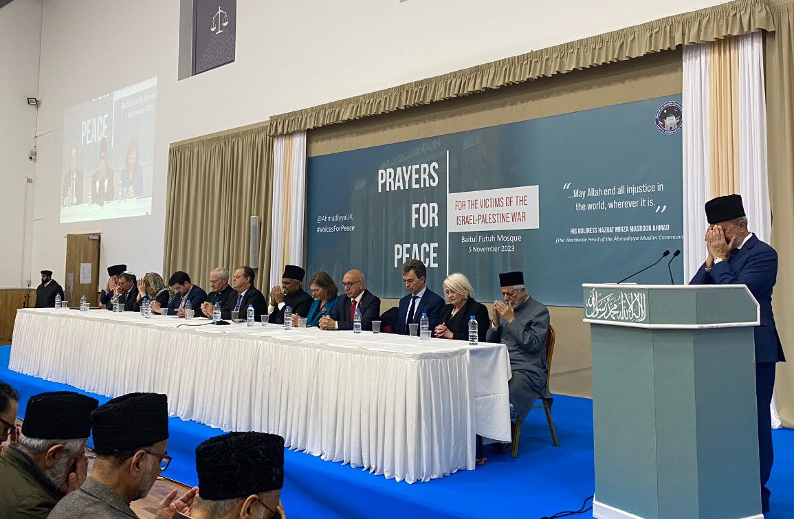 PutneyFleur's tweet photo. It was an honour to speak in the multi-faith ‘Prayers For Peace’ at the Ahmadiyya Baitul Futuh Mosque yesterday. 

It was powerful to join with 2,000 people, MPs and faith leaders all praying for the violence in Israel and Palestine to end and for long-term peace. 

@AhmadiyyaUK https://t.co/u25RbmwRPu