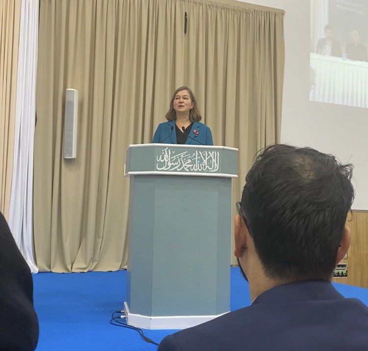 PutneyFleur's tweet photo. It was an honour to speak in the multi-faith ‘Prayers For Peace’ at the Ahmadiyya Baitul Futuh Mosque yesterday. 

It was powerful to join with 2,000 people, MPs and faith leaders all praying for the violence in Israel and Palestine to end and for long-term peace. 

@AhmadiyyaUK https://t.co/u25RbmwRPu