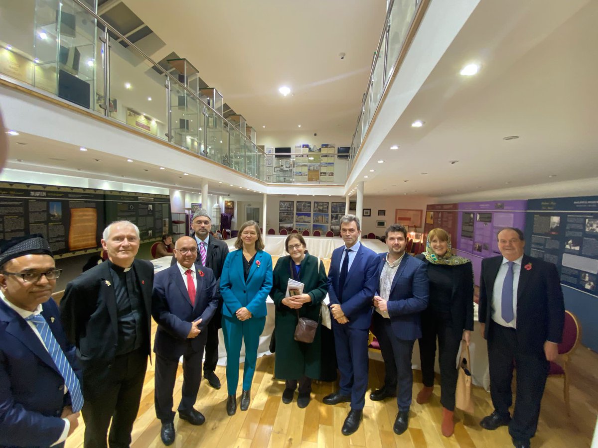 PutneyFleur's tweet photo. It was an honour to speak in the multi-faith ‘Prayers For Peace’ at the Ahmadiyya Baitul Futuh Mosque yesterday. 

It was powerful to join with 2,000 people, MPs and faith leaders all praying for the violence in Israel and Palestine to end and for long-term peace. 

@AhmadiyyaUK https://t.co/u25RbmwRPu