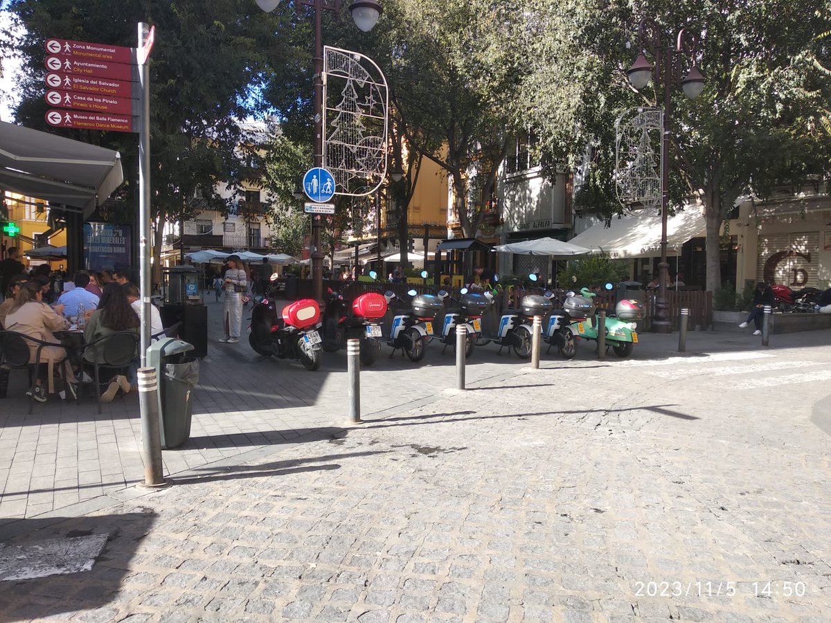 🚫PROHIBIDO EL PASO A LA ALFALFA. PARQUE TEMÁTICO PRIVADO.

Nuestra plaza, tomada por motocicletas de alquiler que, junto a la invasión de veladores, bloquean el paso de personas y es un espacio privado reservado a clientes de hosteleros y multinacionales. 

#SevillanosLevantaos