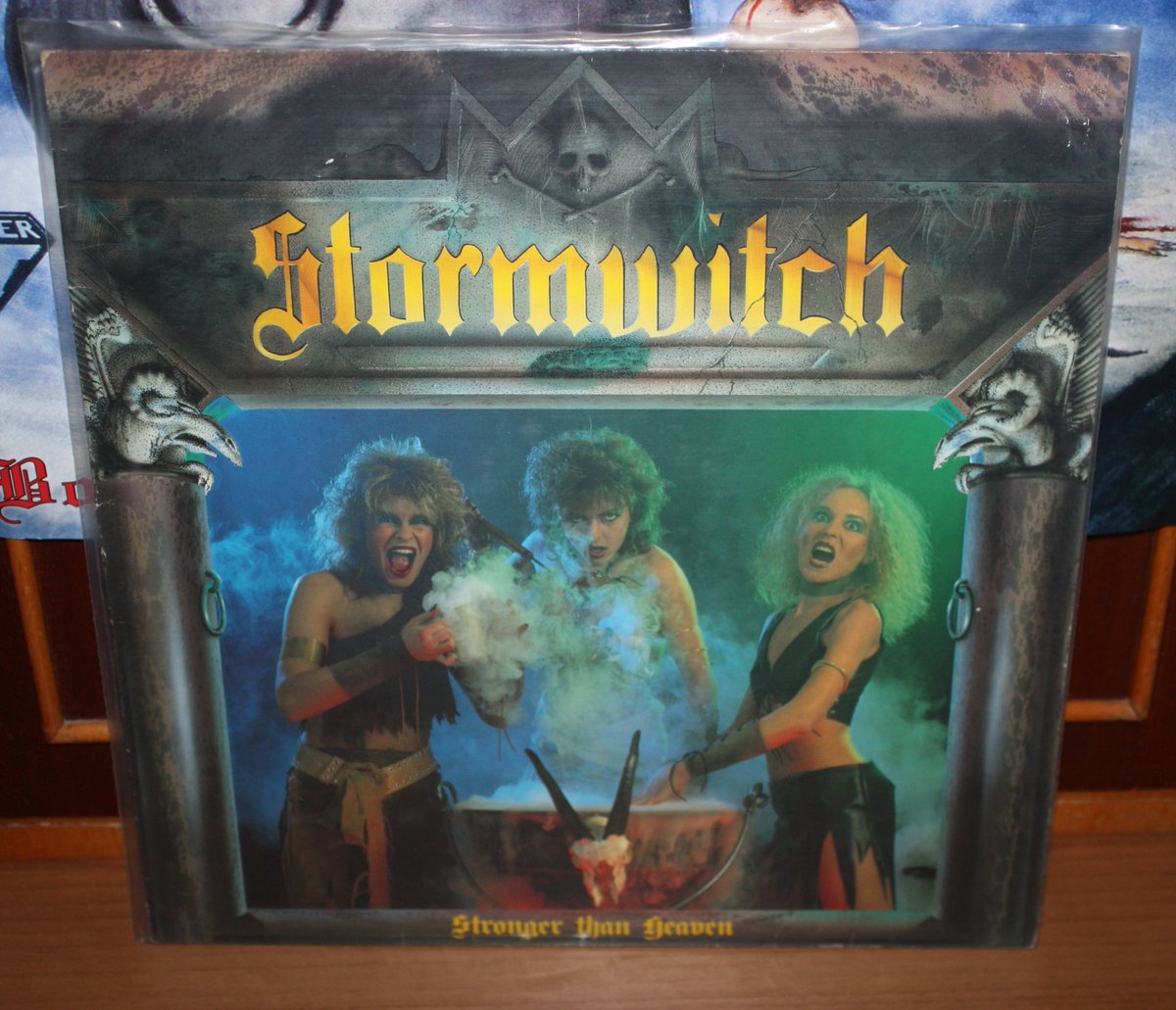 MicBenakis's tweet photo. Can you feel the autumn wind blowing....
#stormwitch #strongerthanheaven
#heavyme https://t.co/SRm6KAF1WJ