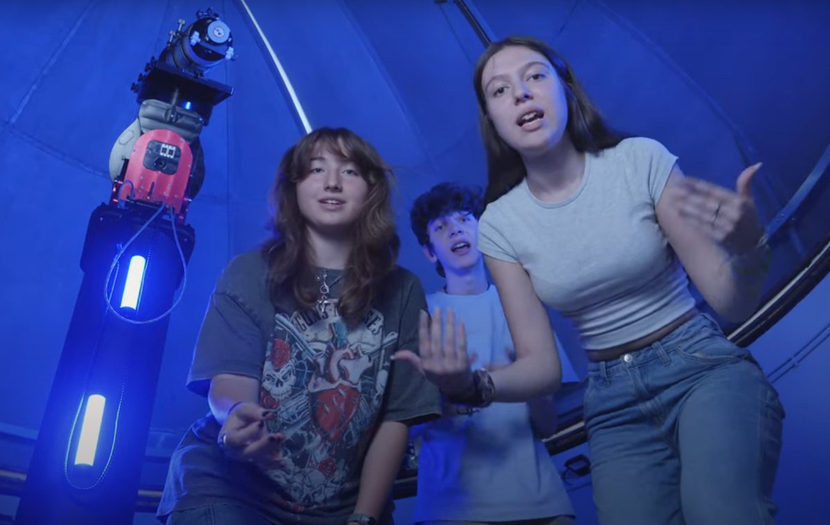 ✨ 'Rap conCIENCIA' lanza un nuevo videoclip. ‘Astronomía’ nos lleva de viaje por el sistema solar, los agujeros negros y las estrellas de neutrones. Doce estudiantes y los artistas De la Lastra y Arché interpretan la sexta entrega de #RapconCienciaCSIC ➡️ csic.es/es/actualidad-…