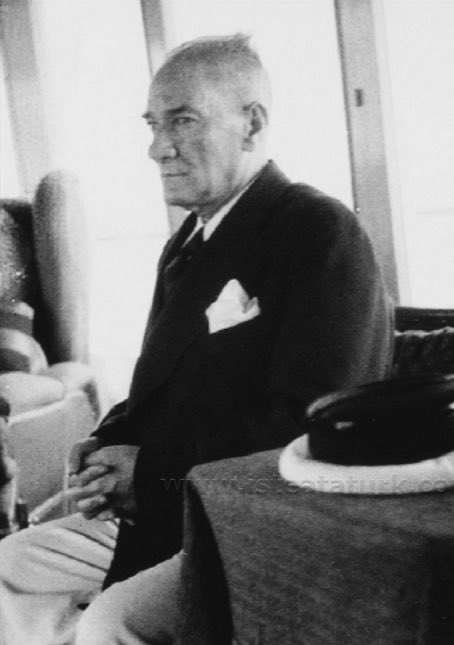 akademiktarihtr's tweet photo. Atatürk'ün, vefatından 1 buçuk ay kadar önce hasta yatağında söylediği söz.

"Ben büsbütün başka bir adam oldum. Hiç hafızam kalmadı, değiştim Salih. Artık o eski adam değilim." https://t.co/5E7kMYziK4