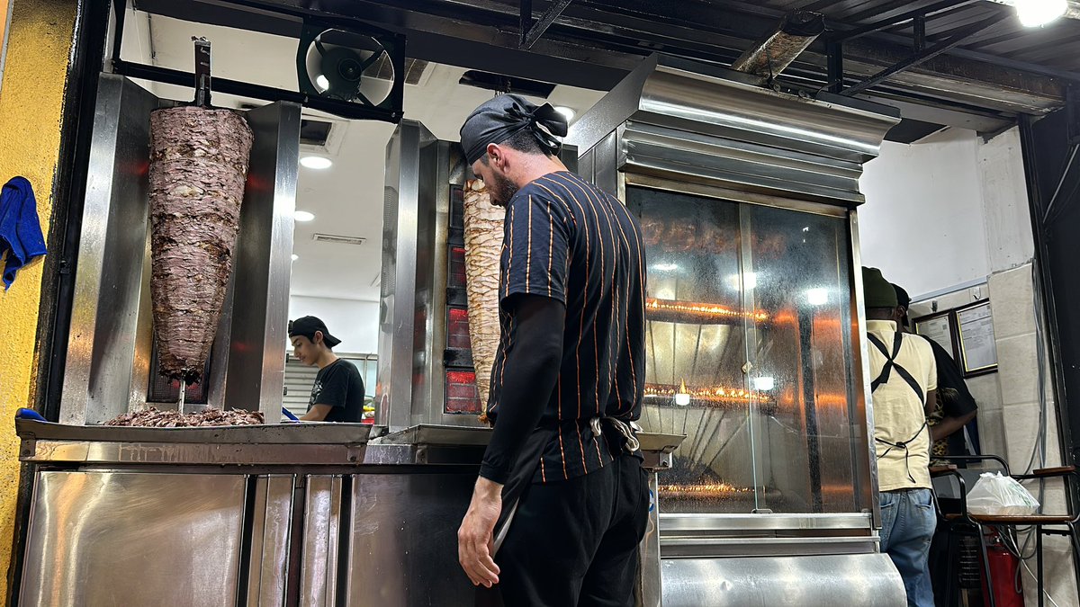 iamshggy's tweet photo. Sambil layan twitter sambil tggu shawarma siap. Yumsss https://t.co/VLXz7gZcbn