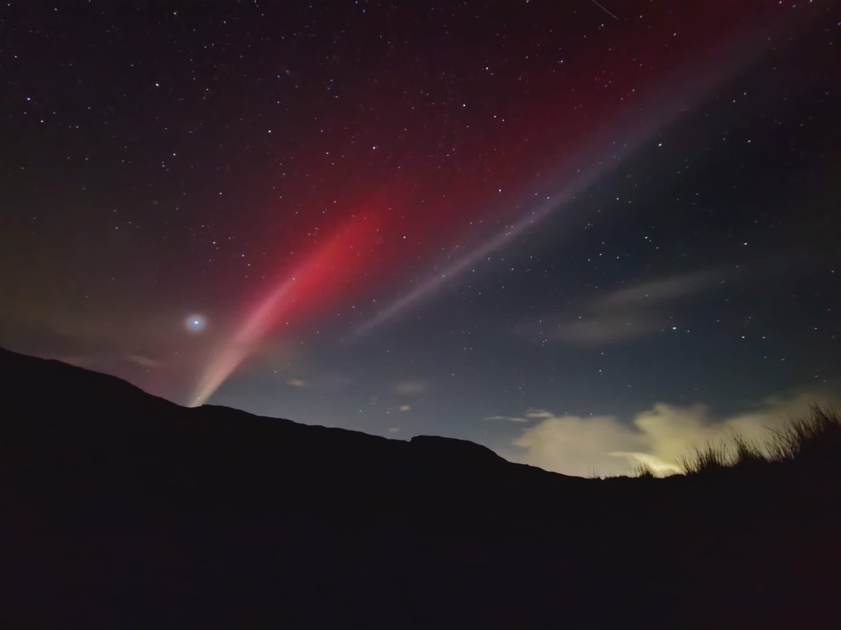 auroraalertsIRE's tweet photo. STEVE - Ireland treated to a rare atmospheric optical phenomenon last night

https://t.co/JOUL2DYJkb

#eire #astronomy #europe #aurora #northernlights #auroraborealis #steve https://t.co/OJzbJnjYs2