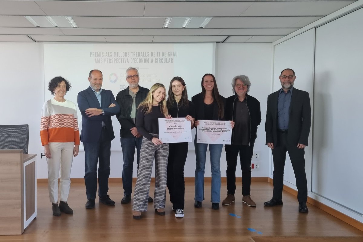 TecnoCampus's tweet photo. Moltes felicitats a totes! Gaudiu dels premis dotats d'un import de 800 € amb el suport d’Aigües de Mataró (@aiguesmataro), el Consorci de Residus Sòlids del Maresme i el Consell Comarcal del Maresme (@ccmaresme)🤝✨ https://t.co/SfK5oHGNRL