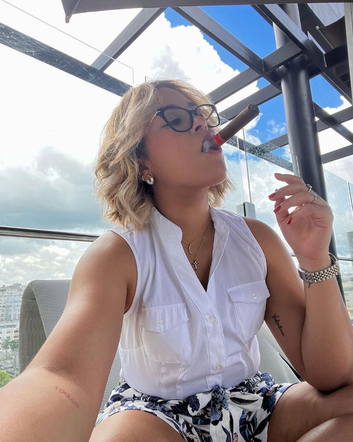 Embrace the small moments of tranquility 🍂🌞💨 📷 @penelopesmokes #ladyoftheleaf #sotl #cigarians #cigarporn #cigarculture #cigarboss #partagas #lifestyle #stogie #cigarpage