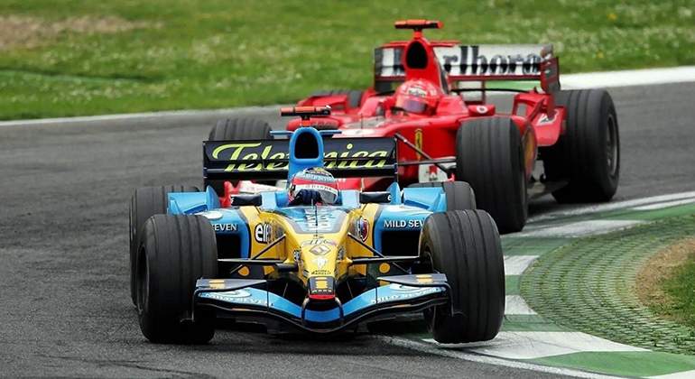 No he podido evitarlo. Ha sido empezar el día, sentarme en el sofá y ponerme la carrera de Imola 2005. Para los que no lo pudisteis vivir, porque erais muy pequeños o no habíais nacido, podéis buscar la carrera en las redes. Hasta ayer ese había sido el duelo más bestial de