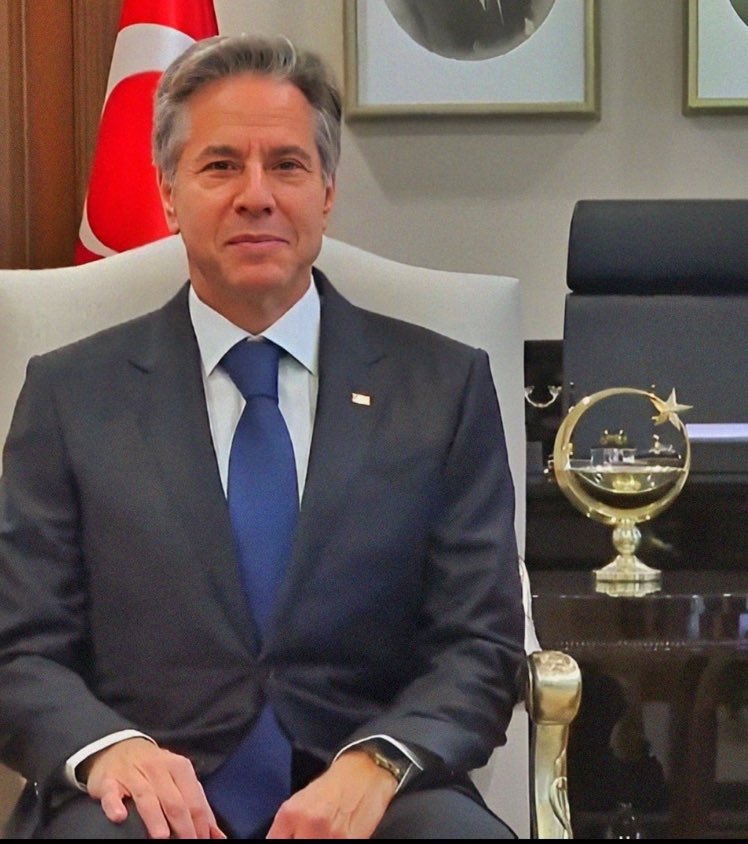 themarginale's tweet photo. Fotoğraftaki detaya bak.. Mescid-i Aksa ve Ay Yıldız.. Blinken geldiğine geleceğine bin pişman olmuştur. https://t.co/knoejbiayB