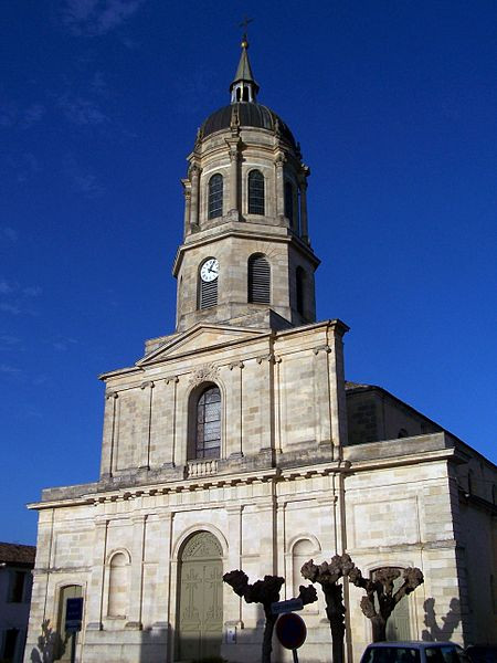 MonumentumFr's tweet photo. Eglise Saint-Vincent à #Preignac (#Gironde) La façade seule est en pierre ainsi que le clocher en forme de dôme qui la surmonte. Le vaisseau comprend une nef principale avec collatéraux. Chaque nef se termine p...
Suite 👉 https://t.co/LZNdtqENe8
#Patrimoine #MonumentHistorique https://t.co/cEfu232Pyt