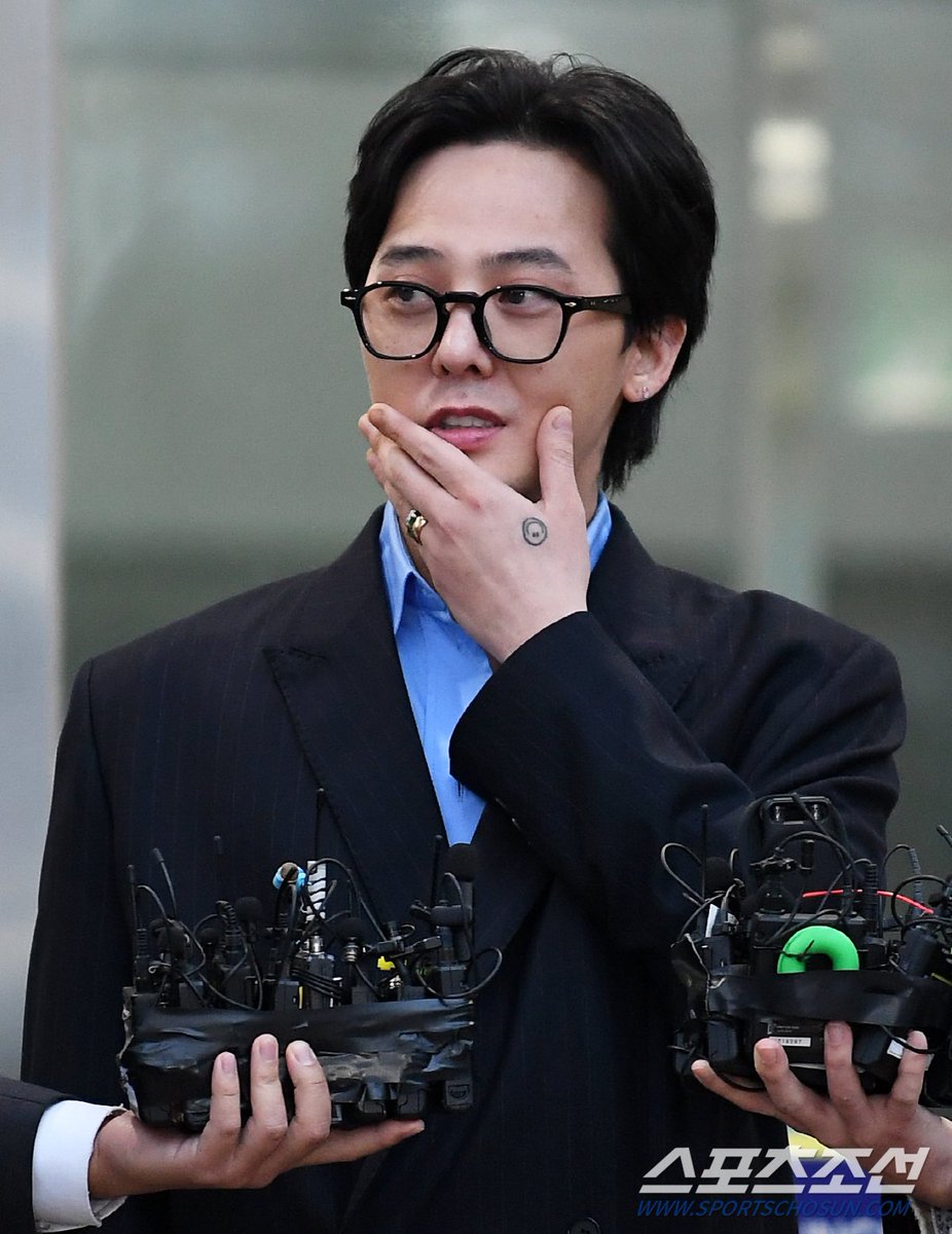 Giving his doctorate graduation speech 😍😚🤓
Why so daddy 💛💖🙏 #GDRAGON