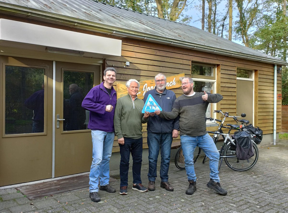 Vier enthousiaste mannen. Ook Scouting De Korhoenders in Holten gaat aan de slag met het verduurzamen van hun gebouw! #ontzorgingsprogramma #maatschappelijkvastgoed #overijsselenergieneutraal