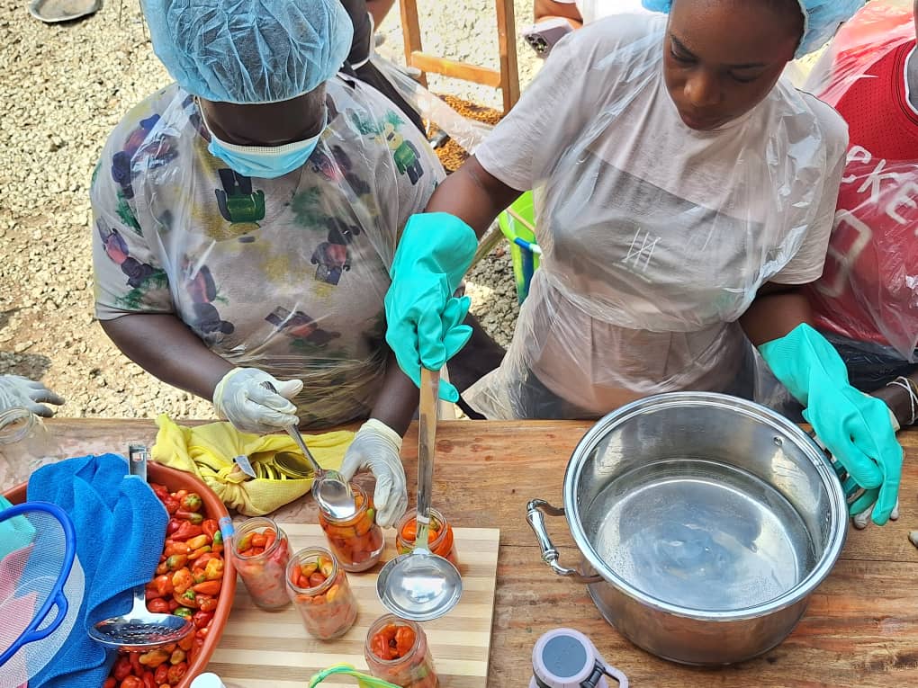 Jamilafondation's tweet photo. 🌟 Join us in today's episode of SPI-TGC training! We're empowering women entrepreneurs in Forecariah, Sengeulen, teaching them the art of crafting canned chili sauce. 🌶️👩‍🍳 #WomenInBusiness #EmpowerWomen #Entrepreneurship #SPI_TGC 🚀💪
Sponsored by @RioTintoSimfer #europeanunion https://t.co/6EDuLqsIsw