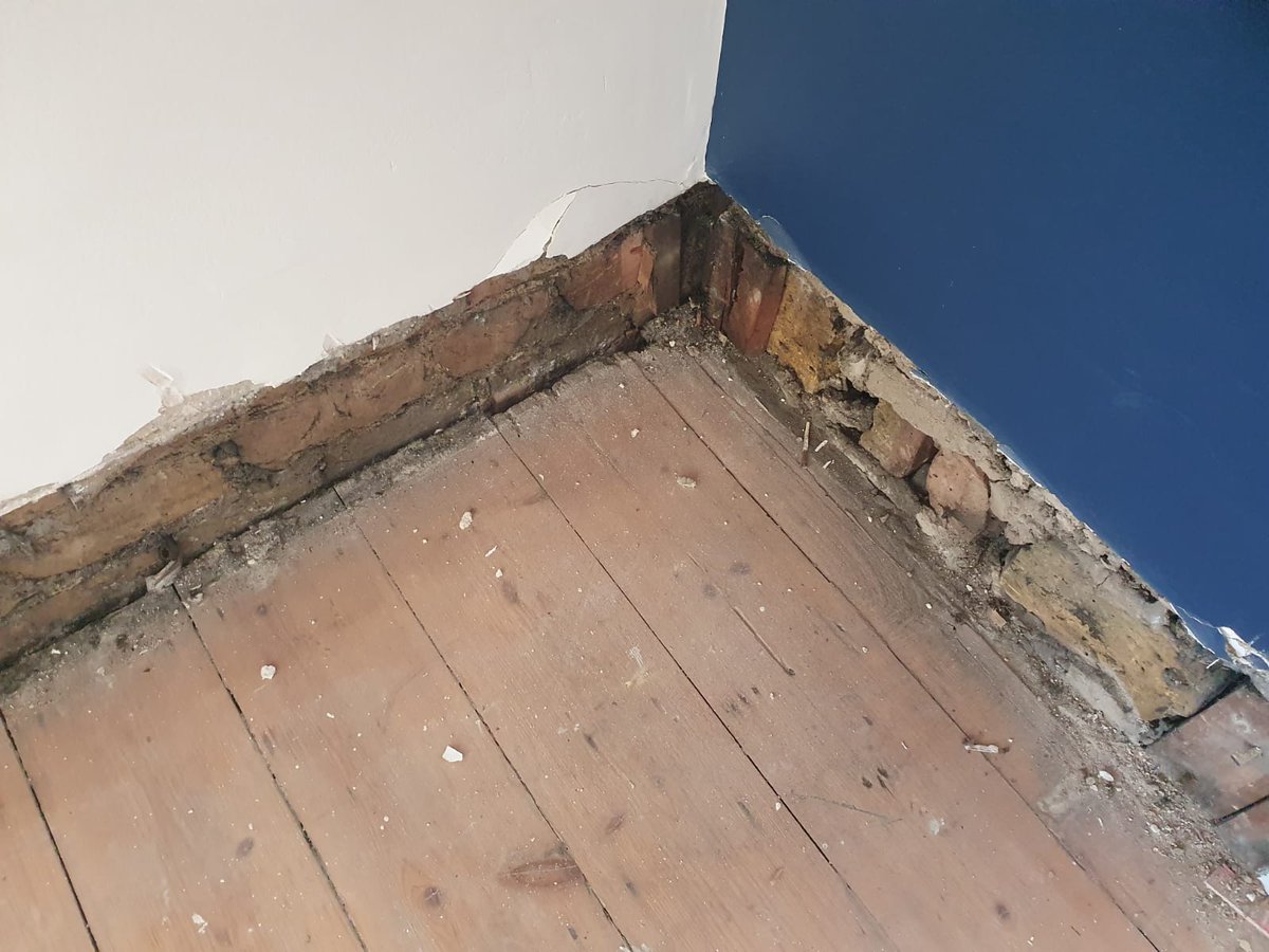 HMOLettingAgent's tweet image. 📸 Subtle but effective changes in our HMO conversion! Replacing old woodwork - skirting boards, dado rails, doors - for a fresh look 🚪🔨. Small changes, big impact! 🏡🌟 Stay tuned for more! #HMOConversion #RenovationTips #WoodworkWonders 🪵✨