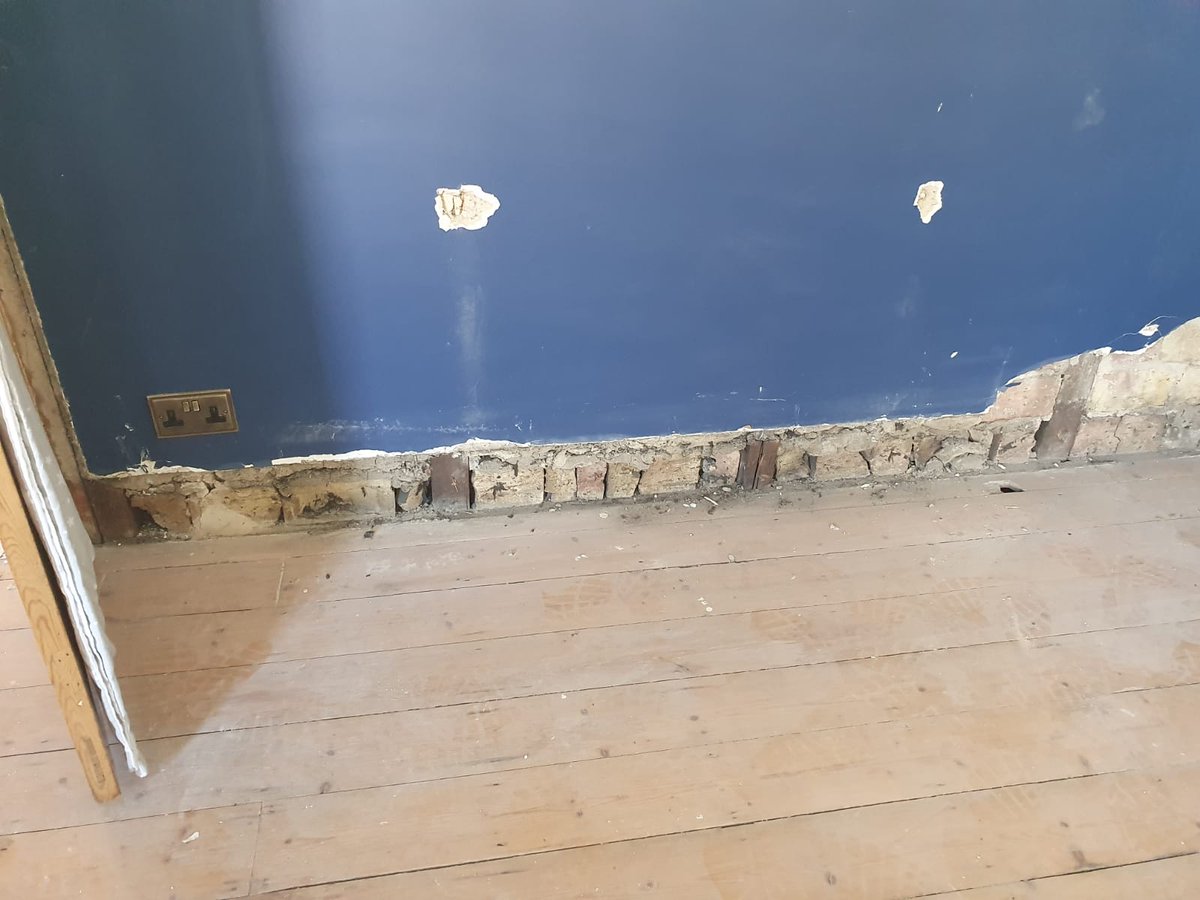 HMOLettingAgent's tweet image. 📸 Subtle but effective changes in our HMO conversion! Replacing old woodwork - skirting boards, dado rails, doors - for a fresh look 🚪🔨. Small changes, big impact! 🏡🌟 Stay tuned for more! #HMOConversion #RenovationTips #WoodworkWonders 🪵✨