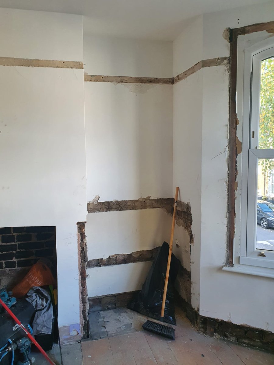 HMOLettingAgent's tweet image. 📸 Subtle but effective changes in our HMO conversion! Replacing old woodwork - skirting boards, dado rails, doors - for a fresh look 🚪🔨. Small changes, big impact! 🏡🌟 Stay tuned for more! #HMOConversion #RenovationTips #WoodworkWonders 🪵✨