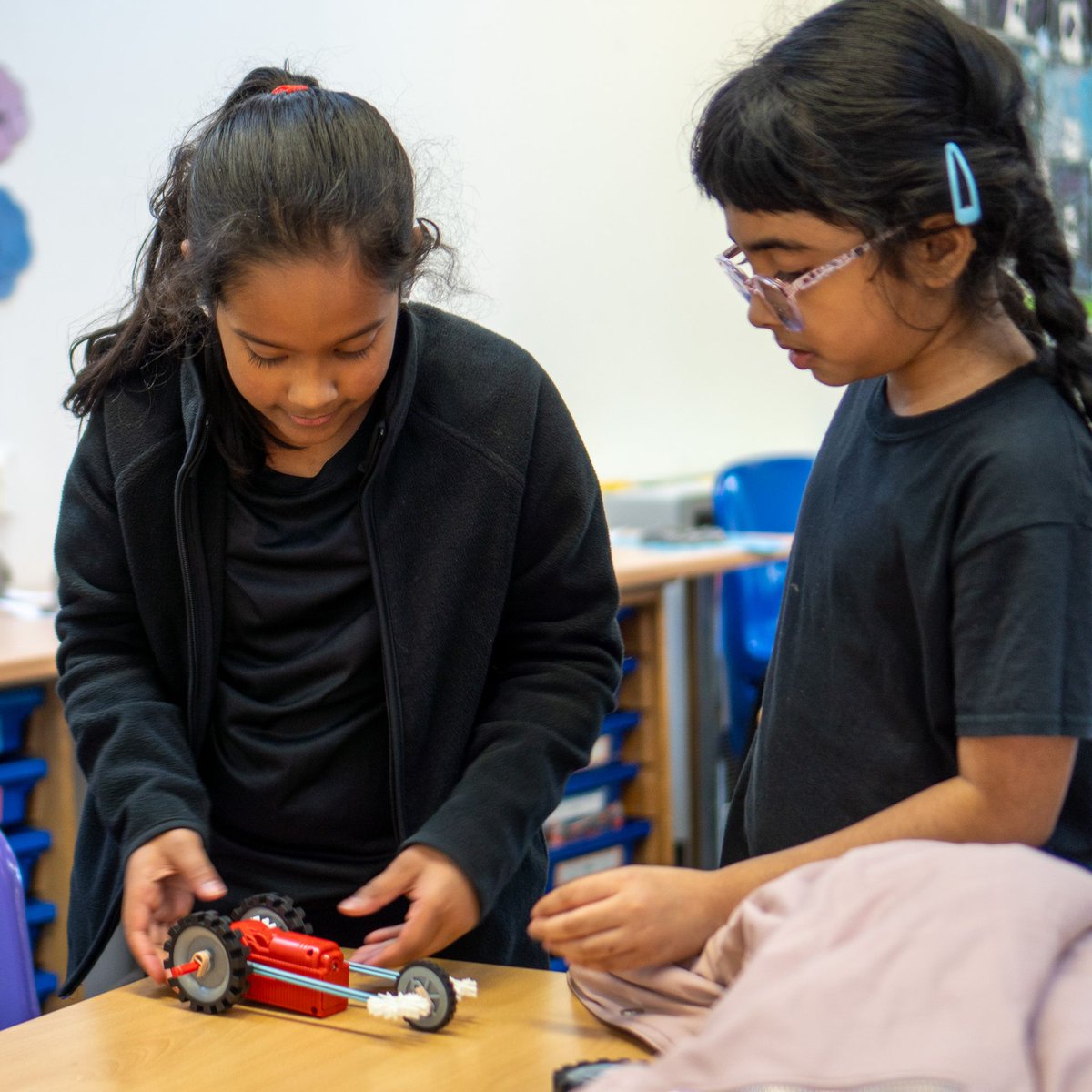 aveea_org's tweet photo. At our K'NEX workshop at Little Hill , kids built racing vehicles with a twist: some discovered the motor runs faster backward! 🔄 Now that's thinking like an engineer! 🛠️🧠 
@littlehillsch #FutureEngineers #KNEXChallenge #STEMEducation #AveeaAcademy https://t.co/niDd42AnuL