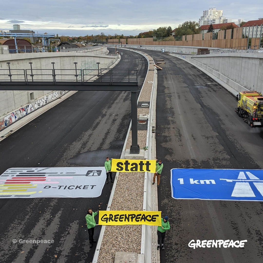 🚨Aktivist:innen protestieren auf der #A100 🚨
200 Millionen Euro gibt <a href="/Wissing/">Volker Wissing</a> für einen einzigen km Autobahn aus.
@Bundeskanzler, dieses Geld würde reichen, um den Streit ums #49EuroTicket sofort zu lösen! Wir brauchen einen planbaren und verlässlichen ÖPNV! #BahnStattAutobahn